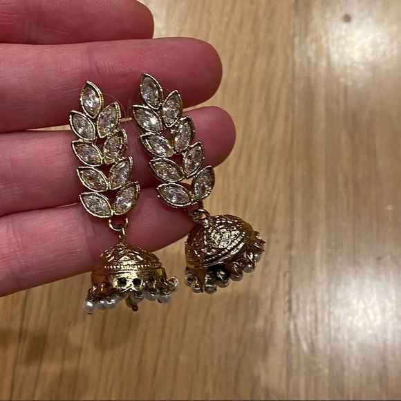 INDIAN Gorgeous Chandelier Earrings - Picture 3 of 8